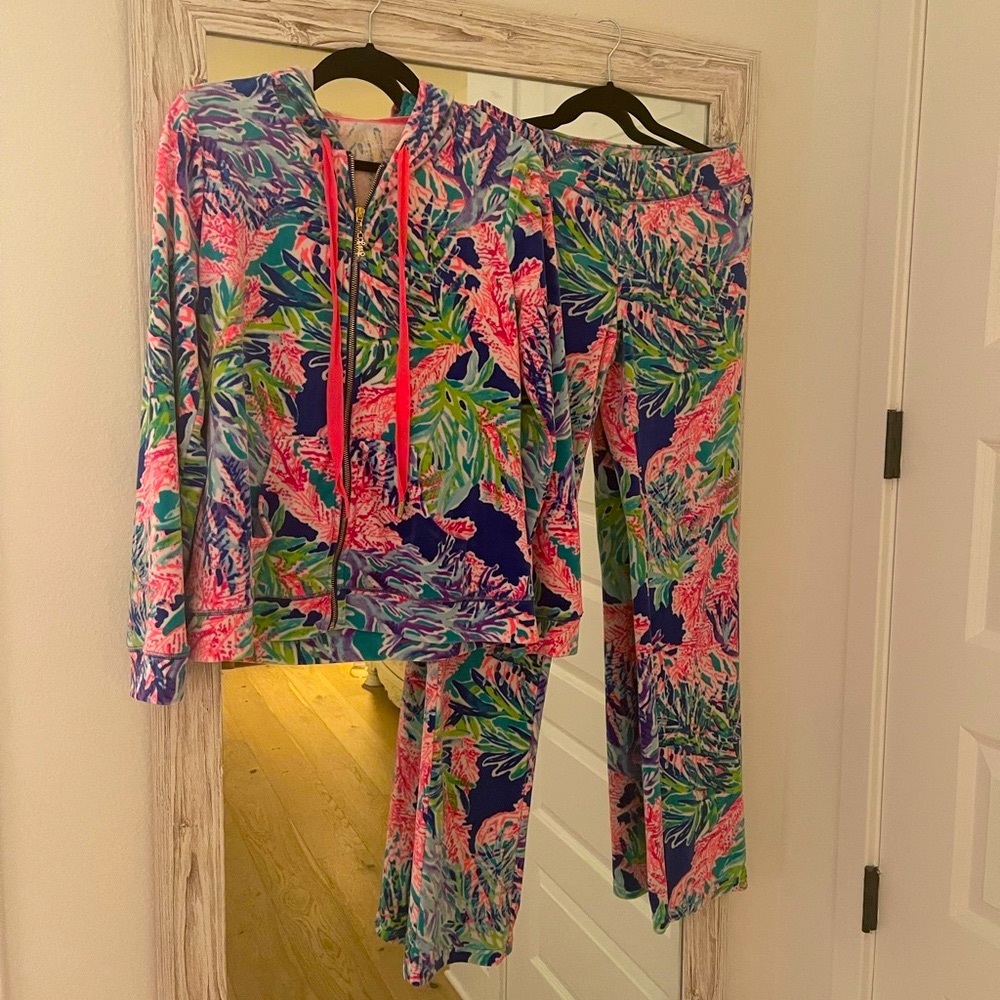 Lilly Pulitzer Jordynn velour jogging/golf/tennis set in multi fan club print!
